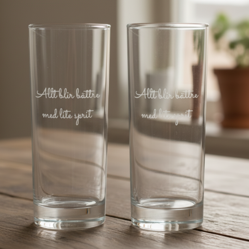 Spritglas på rustikt bord